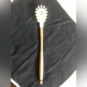 Le creuset Silicone Pasta Server Spoon - Light Wood